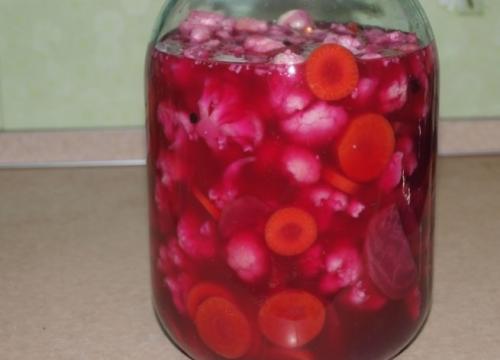 Квасить капусту в банке рецепт на зиму. Как правильно квасить цветную капусту со свеклой и чесноком на зиму