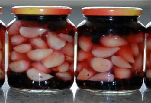 Маринованный чеснок с черной (красной) смородиной — рецепт на зиму