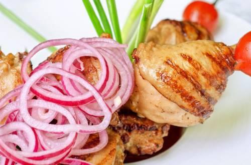 Лук маринованный в уксусе к шашлыку или салату — быстрый рецепт