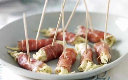 Накрыть стол на работе недорого. Стол на день рождения на работе