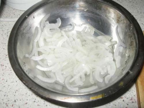 Как мариновать лук для салата в уксусе. Маринованный лук. Рецепты маринованного лука в уксусе, майонезе, масле, лимоне, томате, по-корейски