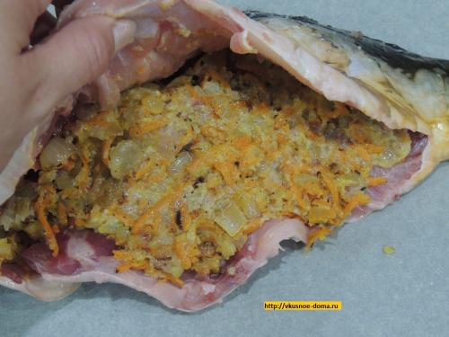 Карп в духовке с морковью и луком. Карп фаршированный целиком морковью, луком и приготовленный в духовке