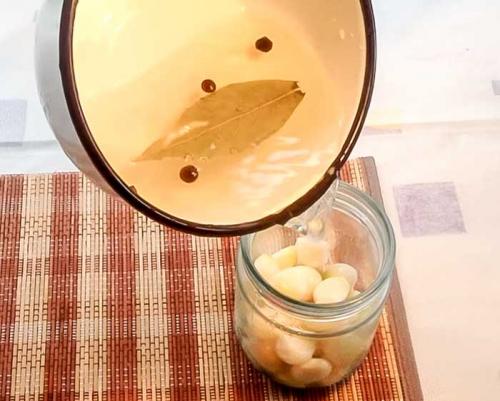 Маринованный чеснок головками по-армянски. Хрустящий маринованный чеснок быстрого приготовления