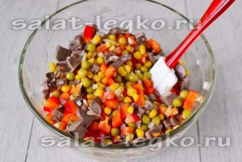 Салат с сердцем и кукурузой. Салат со свиным сердцем, кукурузой и луком