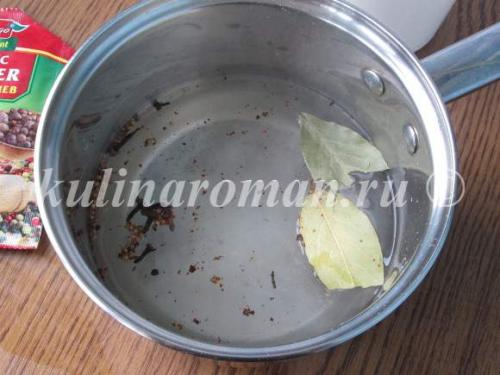 Скумбрия пряного посола в рассоле в домашних условиях очень вкусная. Ингредиенты: