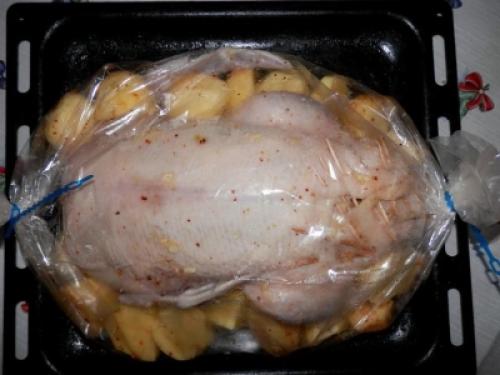 Курица в рукаве запеченная с яблоками в духовке. Пошаговый рецепт