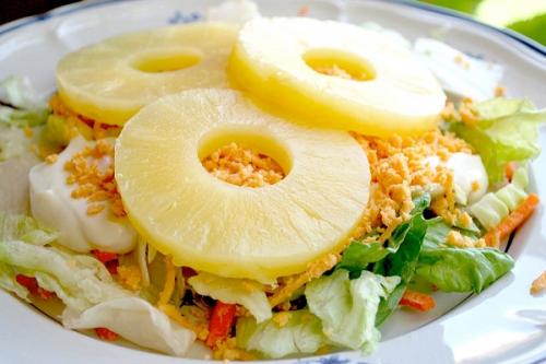 Салат Куриное филе с ананасами и сыром. Салат с курицей и ананасом