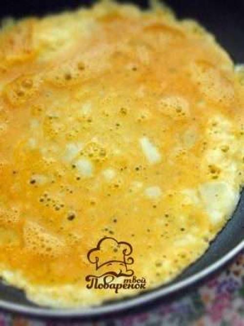 Салат с яичными блинчиками курицей и грибами. Салат с яичными блинами, курицей и грибами