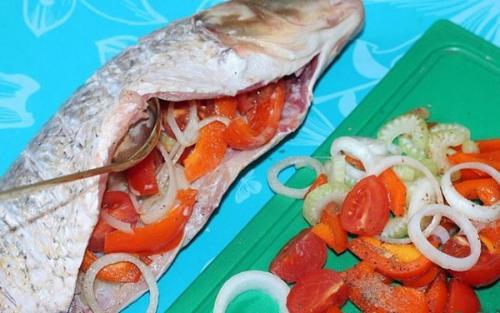 Карп с картошкой запеченный в фольге в духовке. Покрывало из сметаны