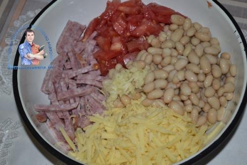 Салат с фасолью, помидорами и сухариками. Рецепт с копченой колбасой
