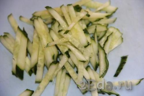 Салат из курицы с яичными блинчиками и огурцом. Ингредиенты