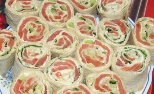 Что можно завернуть в лаваш на скорую руку. Рулетики из лаваша с красной рыбой (семгой) и сливочным сыром