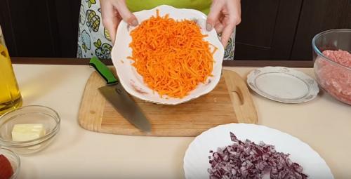 Тефтели в томатно-сметанном соусе с морковью. Приготовление: