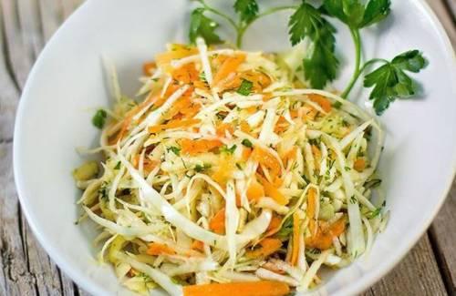 Салат из капусты и моркови с уксусом и маслом. Очень вкусный салат из свежей капусты и моркови