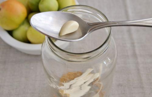 Квашеные зеленые помидоры с корнем хрена и горчицей