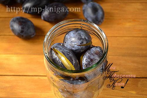 Чернослив маринованный с чесноком. Маринованные сливы на зиму с чесноком вместо косточки