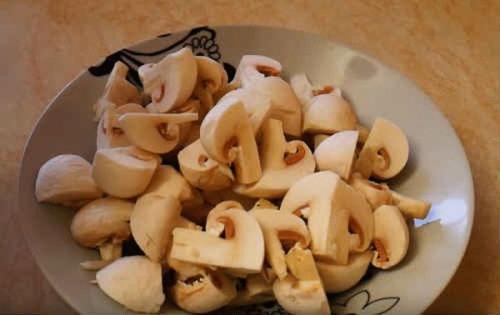 Курица с хрустящей корочкой в духовке с картошкой. Курица в духовке целиком с картошкой – самый вкусный рецепт с хрустящей корочкой (с фото)