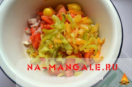 Салат с копченой курицей и крабовыми палочками и помидорами. Салат с курицей и крабовыми палочками