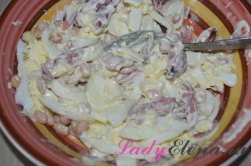 Салат с красной фасолью и копченой колбасой. Вкусный салат с фасолью и копченой колбасой и сухариками – фото рецепт