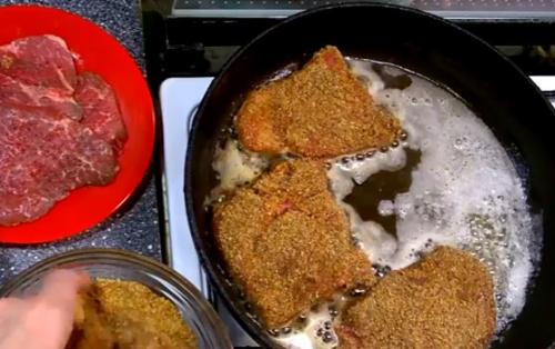 Отбивные из говядины с подливкой. Отбивные из говядины на сковороде