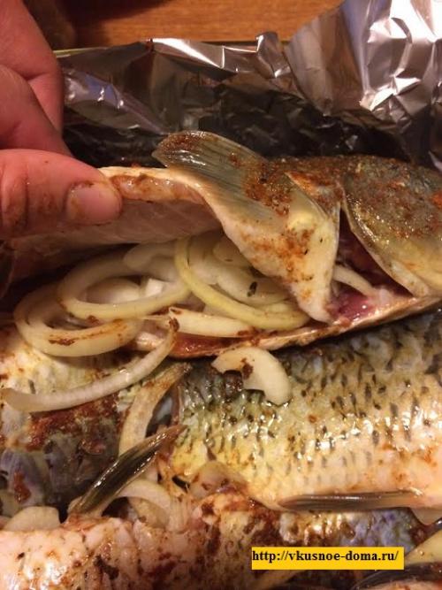 Карп в духовке с картошкой в майонезе. Карп, запеченный в духовке под майонезом с луком и листьями свежей петрушки