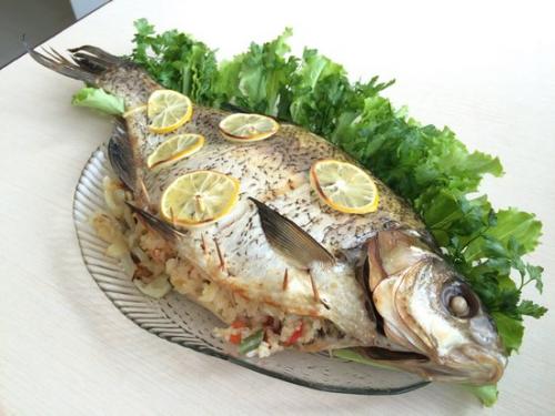Запеченный карп в духовке с овощами. Рецепт карпа в духовке с овощами: как приготовить рыбу целиком или порционно?