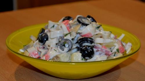 Рецепт салат Клеопатра с курицей и крабовыми палочками. Салат Клеопатра с крабовыми палочками