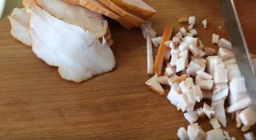 Как замариновать лук для салата Невеста. Салат «Невеста»: классический рецепт с копченой курицей