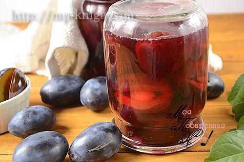 Чернослив маринованный с чесноком. Маринованные сливы на зиму с чесноком вместо косточки