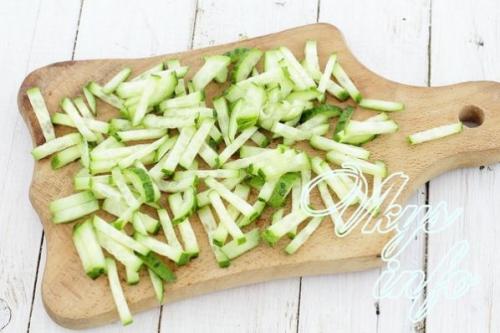 Салат из курицы с черносливом и грецкими орехами и сыром и грибами. Рецепт 1: салат с грибами и черносливом слоями с огурцом (с фото)