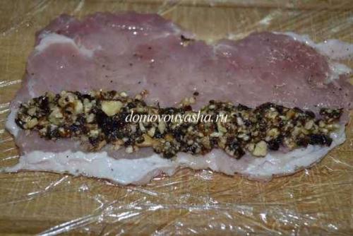 Рулетики из свинины с черносливом и сыром В духовке. Рулетики из свинины с черносливом и орехами