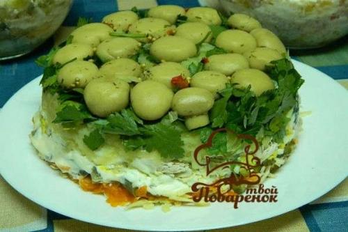 Салат с яичными блинчиками курицей и грибами. Салат с яичными блинами, курицей и грибами