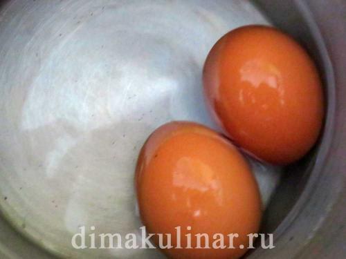 Салат с крабовыми палочками и плавленным сыром и яйцом и чесноком. Салат с плавленным сыром и крабовыми палочками