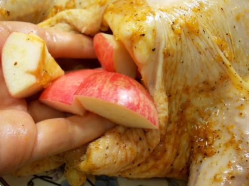 Как приготовить курицу в духовке целиком в рукаве с яблоками. Курица с яблоками в духовке