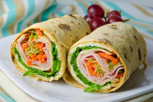 Что завернуть в лаваш просто и вкусно с колбасой. Рулет из лаваша с колбасой и сыром