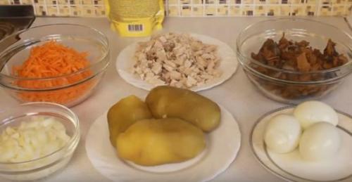 Салат из куриной грудки и грибами: «Грибы под шубой» — слоеный салат