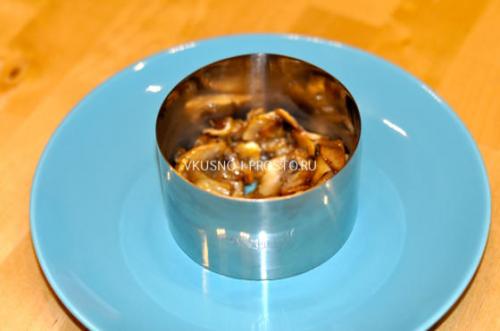 Салат из копченой куриной грудки с ананасом и грибами. Салат с копченой грудкой и ананасами