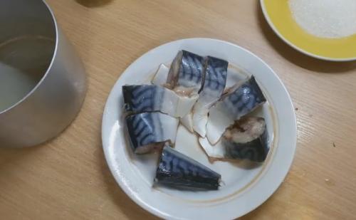 Как засолить скумбрию в домашних условиях вкусно и быстро целиком. Скумбрия соленая в домашних условиях — ну очень вкусный рецепт