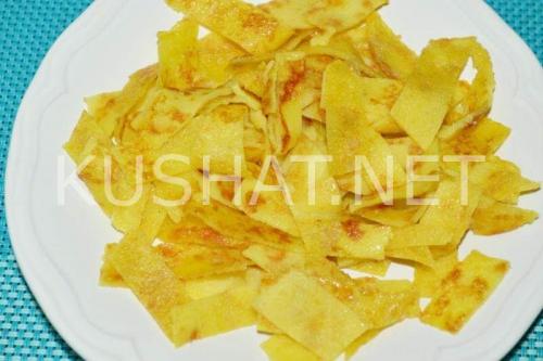 Салат с яичными блинчиками и крабовыми палочками – рецепт