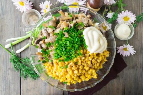 Салат с куриной грудкой и грибами и кукурузой. Салат с куриной грудкой, маринованными грибами и кукурузой