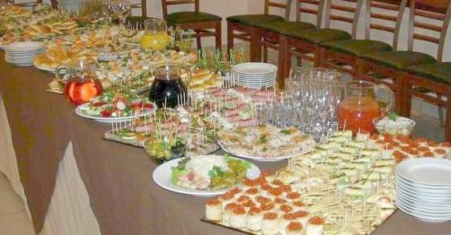 Фуршетный стол на работе на День рождения. Сладкий фуршетный стол на работе. Меню на день рождения на работе