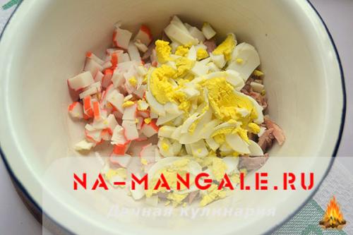 Салат с копченой курицей и крабовыми палочками и помидорами. Салат с курицей и крабовыми палочками