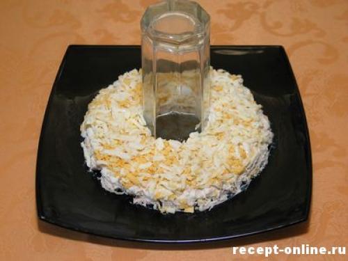 Салат с курицей, сыром, яблоком и виноградом