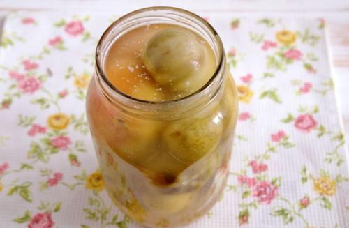 Квашеные зеленые помидоры с корнем хрена и горчицей