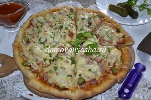 Начинка для пиццы с колбасой и солеными огурцами. Пицца с солеными огурцами и колбасой