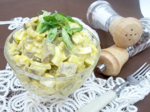 Салат из сердца с яйцами. Салат с сердцем, яйцами и луком