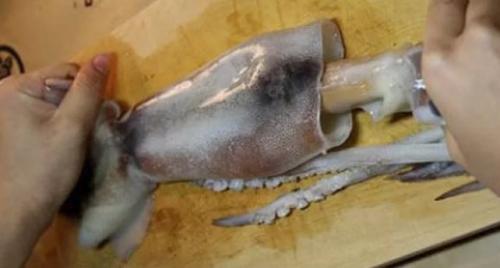 Салат тритон с кальмарами, крабовыми палочками и ветчиной