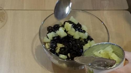 Рецепт салат Клеопатра с курицей и крабовыми палочками. Салат Клеопатра с крабовыми палочками