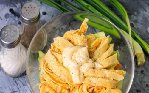 Яичный блин рецепт для салата. Блинчики с копченой курицей – очень вкусный салат.