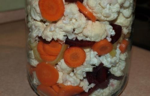 Квасить капусту в банке рецепт на зиму. Как правильно квасить цветную капусту со свеклой и чесноком на зиму